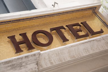 Bina Önündeki Otel Tabelası