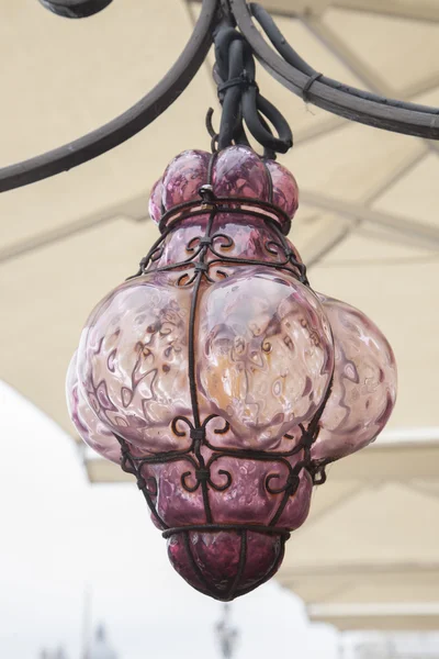 Розовая стеклянная лампа — стоковое фото