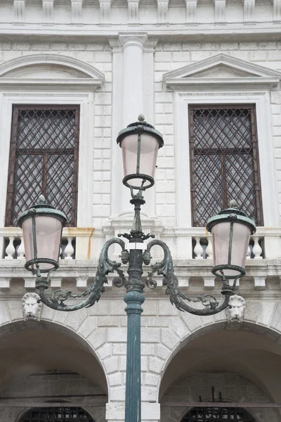 Fasada i latarnia uliczna, Venice — Zdjęcie stockowe