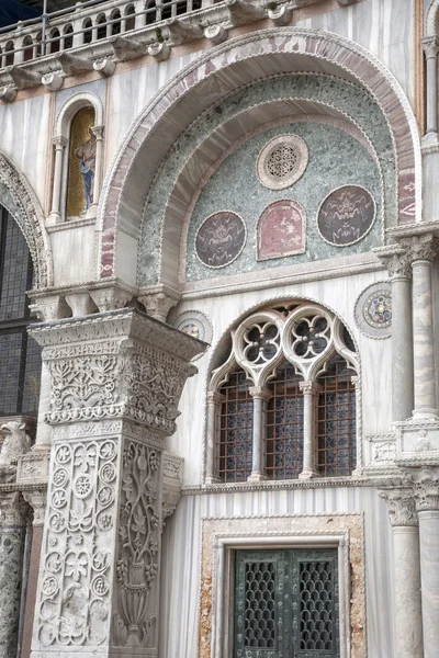 Detalhe da fachada de San Marcos - Igreja Catedral de São Marcos, Veni — Fotografia de Stock