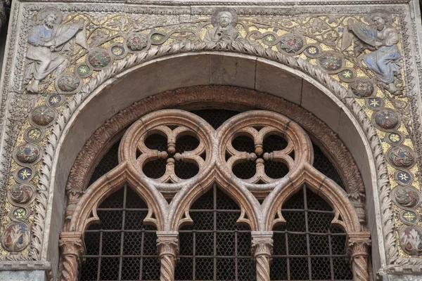 Detalj på fasad av San Marcos - St Marks katedralen kyrka, Veni — Stockfoto