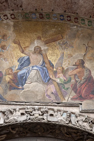 Dettaglio sulla facciata di San Marcos - Chiesa Cattedrale di San Marco, Veni — Foto Stock