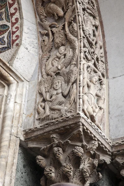 Détail sur la façade de San Marcos - Eglise de la cathédrale Saint-Marks, Veni — Photo