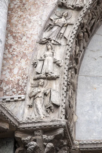 Detalj på fasad av San Marcos - St Marks katedralen kyrka, Veni — Stockfoto