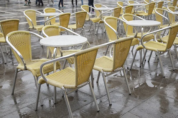 Cafe tafels en stoelen in San Marcos - St Marks Square, Venetië — Stockfoto
