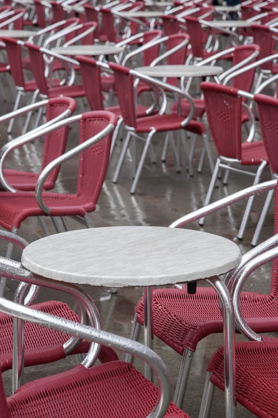 Cafe tafels en stoelen met ober in San Marcos, Venetië — Stockfoto