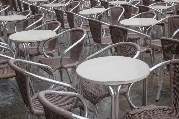 Mesas de café e cadeiras com garçom em San Marcos, Veneza — Fotografia de Stock