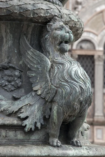 Leão alado em Lamppost em San Marcos - Praça de São Marcos; Veneza — Fotografia de Stock