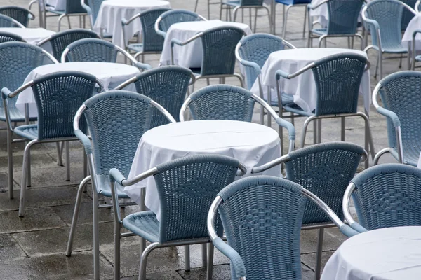 Cafe tafels en stoelen in San Marcos - St Marks Square; Venetië — Stockfoto