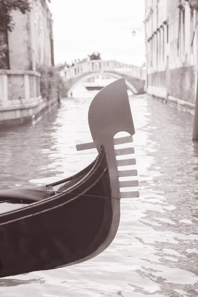 Gondola en kanaal in Venetië, Italië — Stockfoto