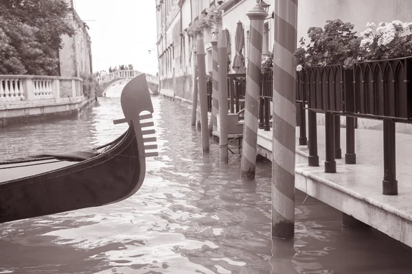 Gondola a kanál v Benátkách, Itálie — Stock fotografie