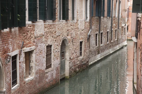 Canal and Red Brick Facade, Venice — Stock Photo, Image