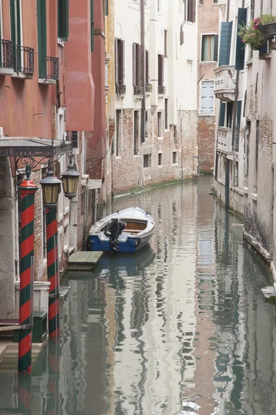 Kanaal met boot en rode bakstenen gevel, Venetië — Stockfoto