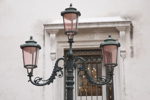 Lyktstolpe i torget i Venedig — Stockfoto