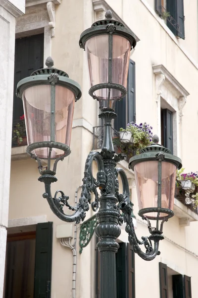 Lamppost en la Plaza de Venecia —  Fotos de Stock