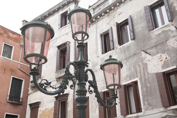 Lyktstolpe i torget i Venedig — Stockfoto