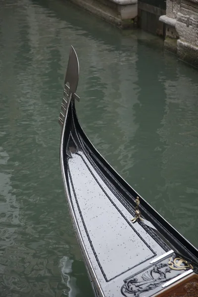 Traditionele Venetiaanse gondel boot, Venetië; — Stockfoto