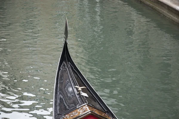 Traditionella venetianska gondolen båt, Venedig — Stockfoto