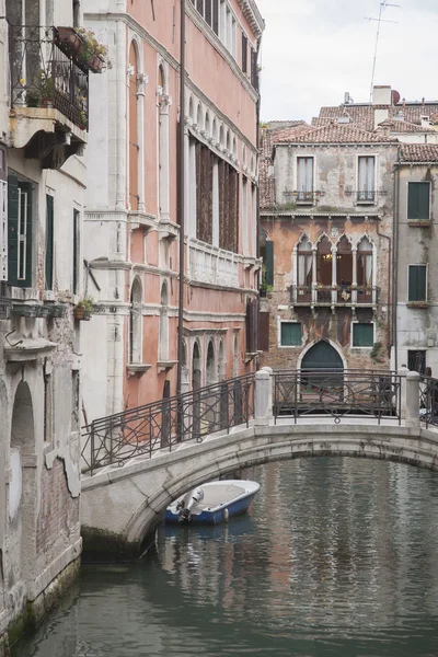 Bridge Calle Drio la Chiesa Street, Venecia —  Fotos de Stock