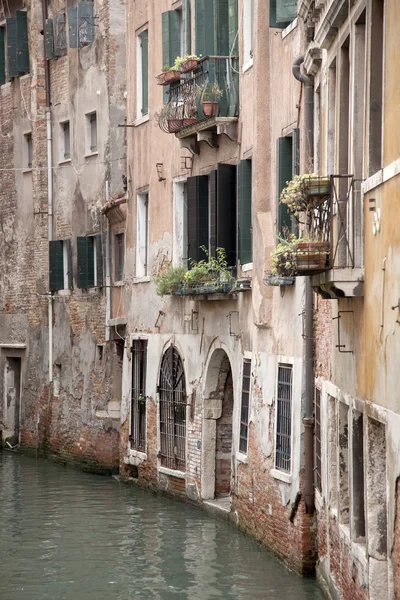 Canal e tijolo vermelho fachada, Veneza — Fotografia de Stock