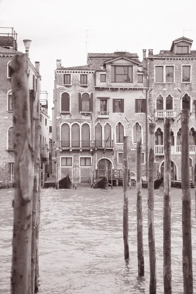 Венеция - традиционная венецианская архитектура — стоковое фото