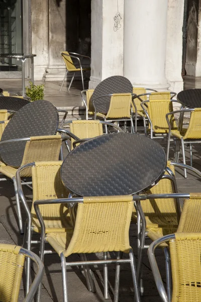Cafe masa ve sandalyeler St Marks Meydanı'nda; Venedik