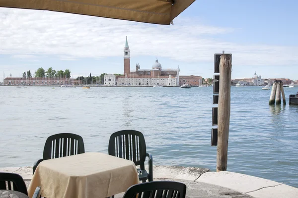 Kerk van San Giorgio Maggiore en Cafe tafel met stoel, Venetië — Stockfoto