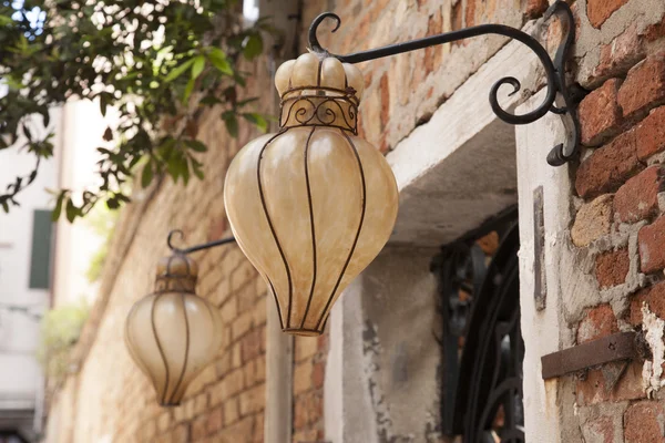 Lampade in vetro in ambiente urbano — Foto Stock