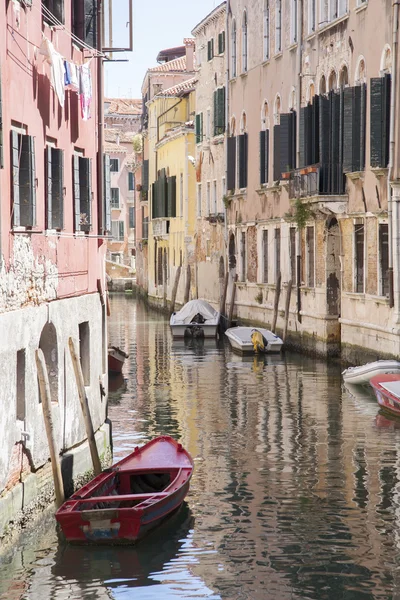 Kanaal en boten in Venetië — Stockfoto