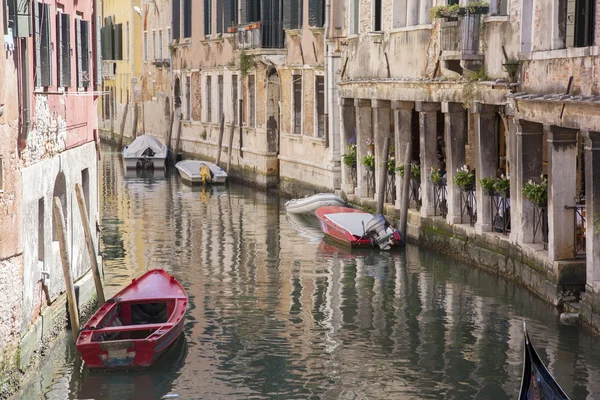 Канал і човни у Венеції — стокове фото