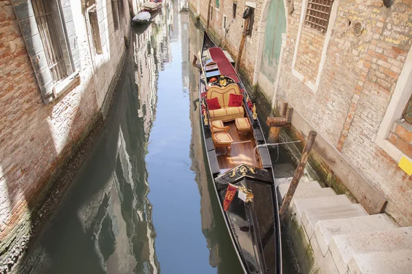 Човен гондоли в каналі, Венеція — стокове фото