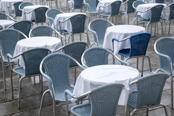 Tavoli e sedie da caffè a San Marcos - Piazza San Marco; Venezia Fotografia Stock