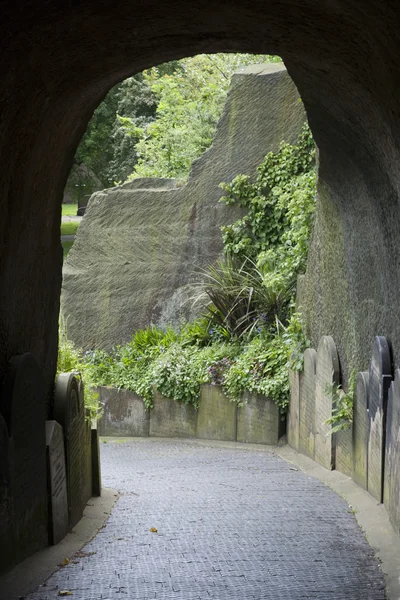 Grabsteine in Anlagen und Gärten der anglikanischen Kathedrale von Liverpool — Stockfoto