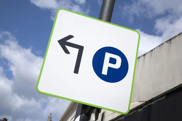 Sinal de estacionamento azul — Fotografia de Stock