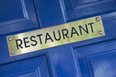 Restoran işareti mavi kapı