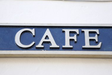 Beyaz duvar tabelada Cafe