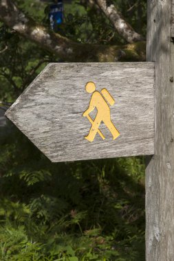 Kırsal kesimde trekking işareti