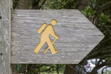 Kırsal kesimde trekking işareti