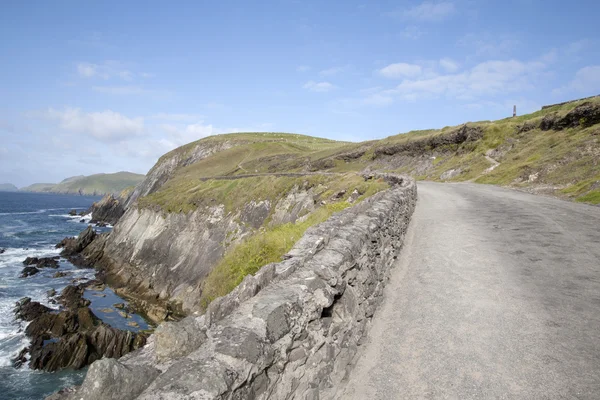 Road down to Coumeenoole Beach, Slea Head in Dingle Peninsula — Stock Photo, Image