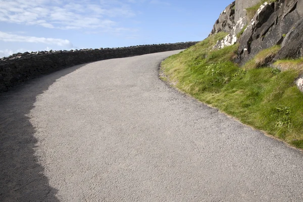 Estrada até à praia Coumeenoole, Slea Head na Península de Dingle — Fotografia de Stock