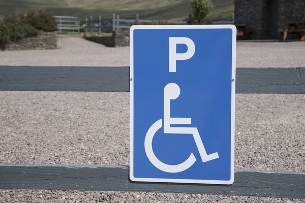 Segno di parcheggio per disabili blu — Foto Stock