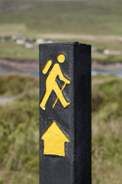 Gelbes Wanderschild — Stockfoto