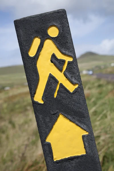 黄色的徒步旅行标志 — 图库照片