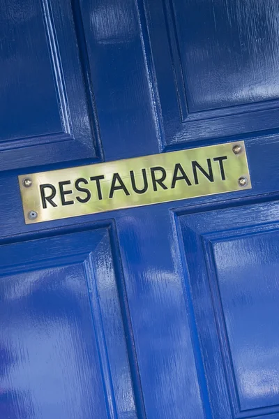 Restaurant podepsat na modré dveře — Stock fotografie