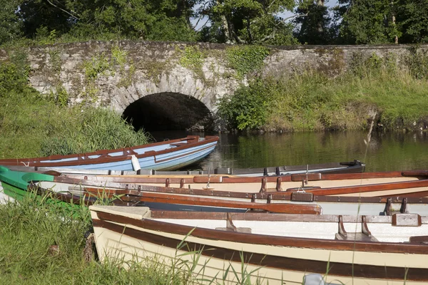 Stenen brug en boten in Killarney National Park, County Kerry — Stockfoto