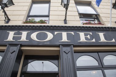 Hotel işaret üstünde bina