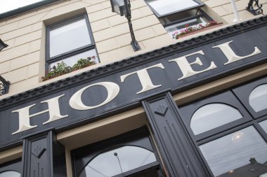 Hotel işaret üstünde bina