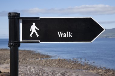 İşareti kıyısında yürüyüş