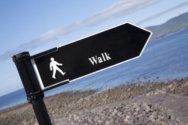 İşareti kıyısında yürüyüş