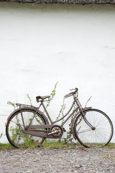 Bicicleta oxidada vieja —  Fotos de Stock